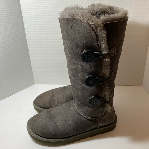 UGG PRE-OWNED WOMEN'S BAILEY BUTTON TRIPLET II GRAY BOOTS SIZE 7 - Picture 2 of 9